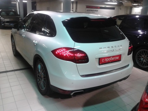 Porsche Cayenne S Hybrid сзади в Казани